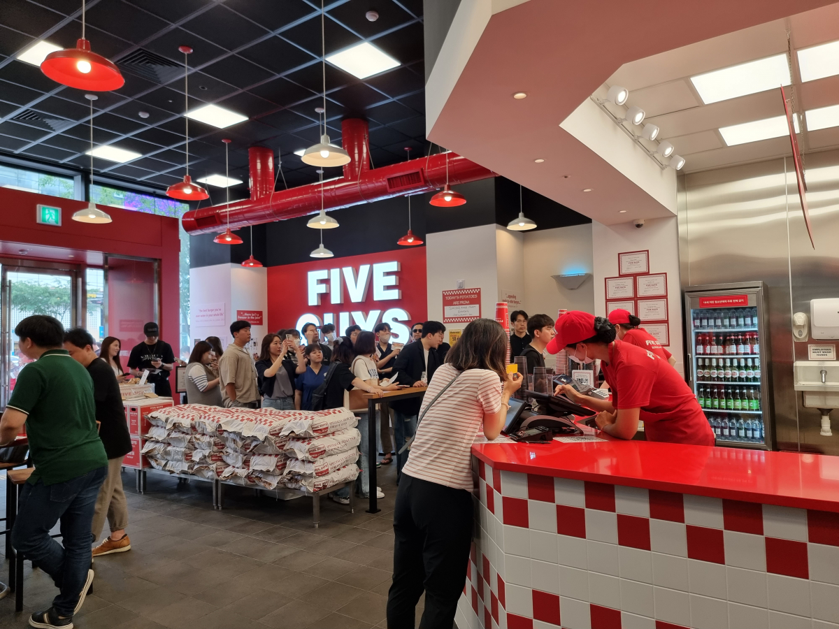 ▲서울시 서초구 강남대로에 위치한 파이브가이즈 매장에서 28일 고객들이 줄서서 주문을 기다리고 있다. (구예지 기자 sunrise@)