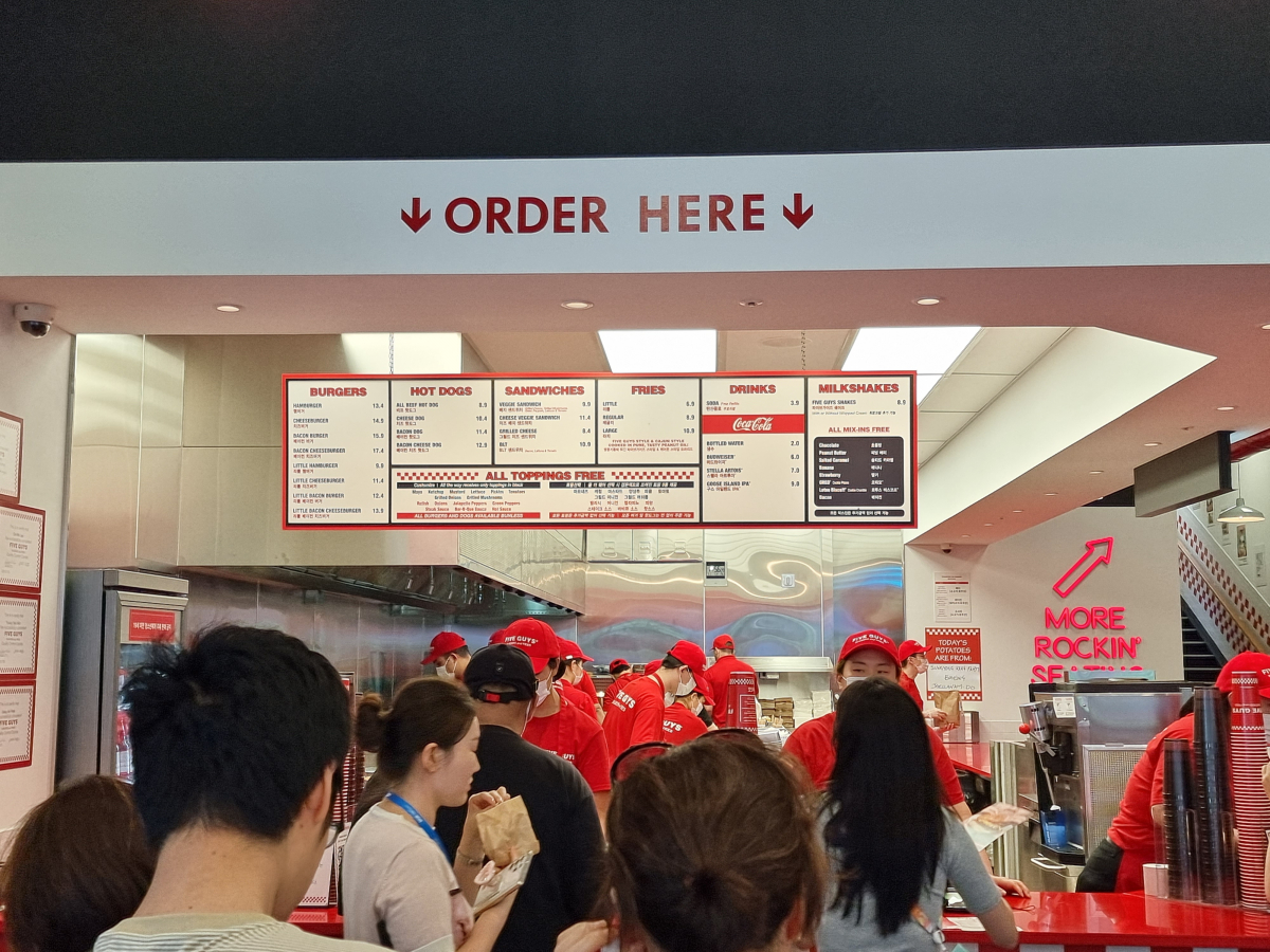 ▲28일 파이브가이즈 강남점에서 사람들이 주문을 하고 있다. (구예지 기자(sunrise@))