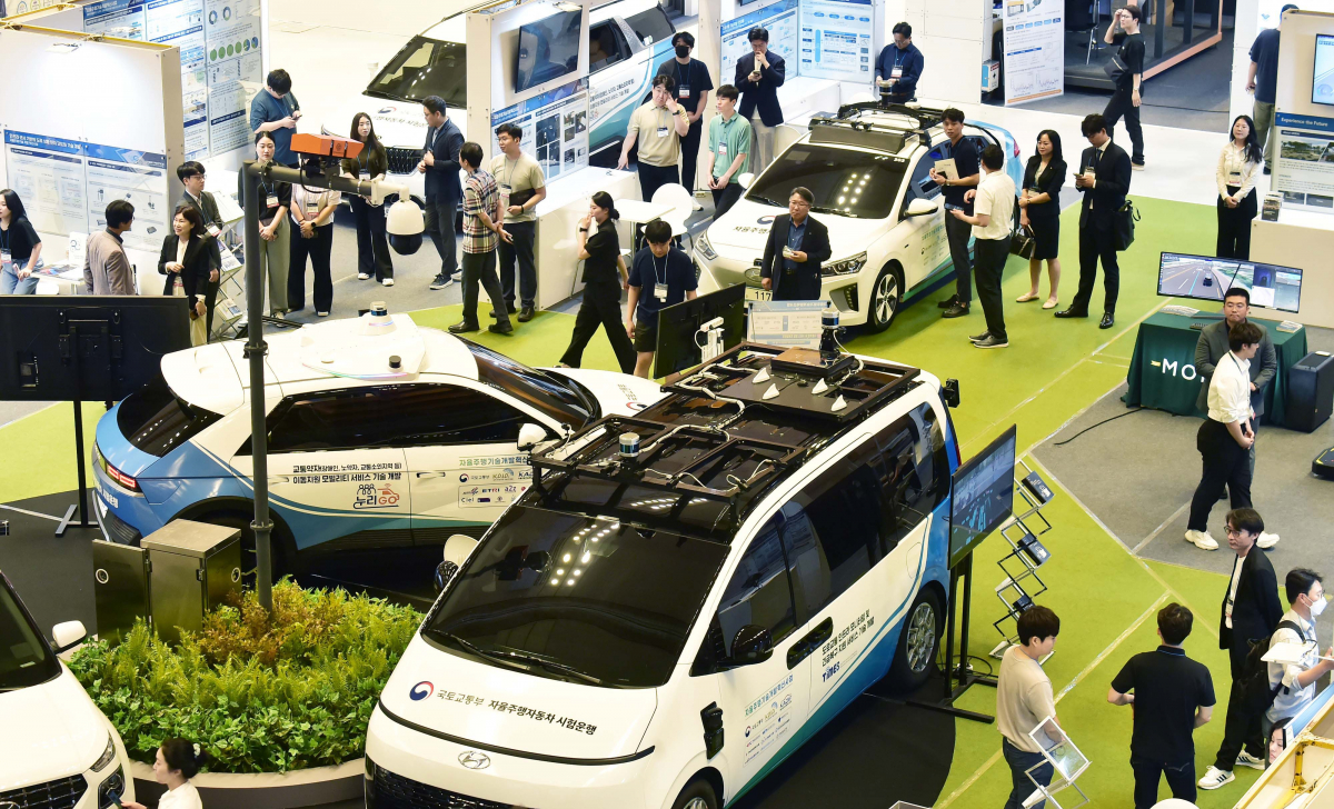 ▲28일 오전 서울 강남구 코엑스에서 '2023 국토교통기술대전'이 열린 가운데 전시장을 찾은 관람객들이 전시품을 관람하고 있다.  '새로운 도약, Leap together'라는 주제로 개최된 '2023 국토교통 기술대전'은 국토교통 R&D 미래관, 국토교통 기업 성장관 등 총 5관으로 구성, 353개 부스가 마련됐다. 신태현 기자 holjjak@