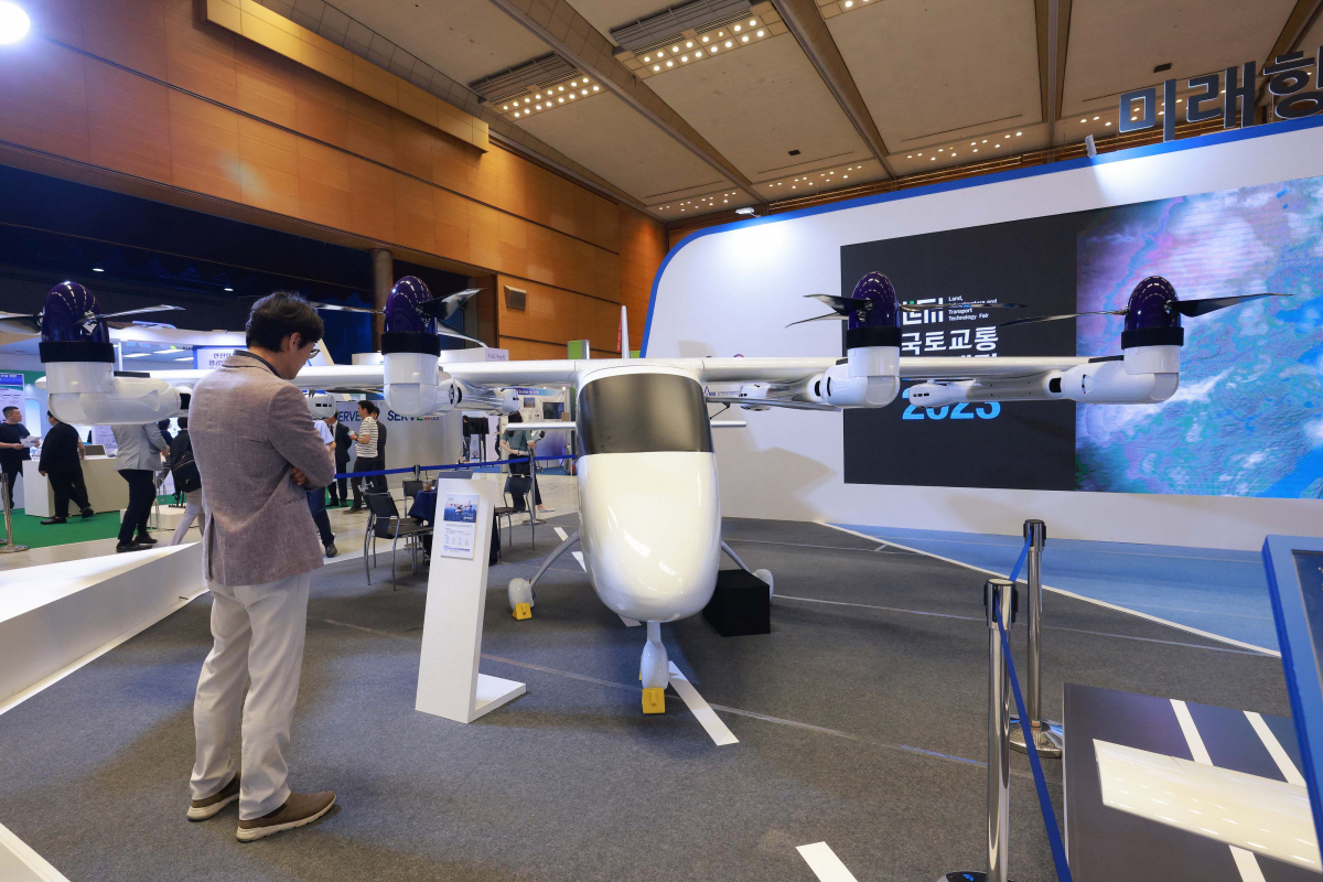 ▲28일 오전 서울 강남구 코엑스에서 '2023 국토교통기술대전'이 열린 가운데 전시장을 찾은 관람객들이 드론 택시를 관람하고 있다. '새로운 도약, Leap together'라는 주제로 개최된 '2023 국토교통 기술대전'은 국토교통 R&D 미래관, 국토교통 기업 성장관 등 총 5관으로 구성, 353개 부스가 마련됐다. 신태현 기자 holjjak@