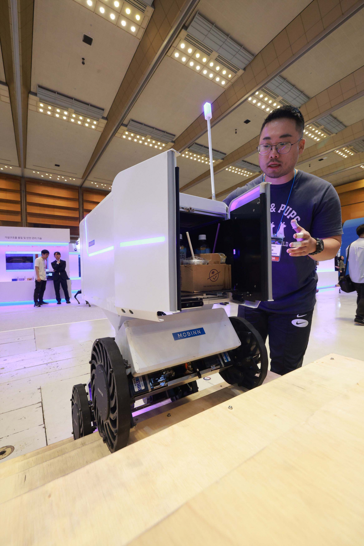 ▲28일 오전 서울 강남구 코엑스에서 '2023 국토교통기술대전'이 열린 가운데 전시장을 찾은 관람객들이 전시품을 관람하고 있다.  '새로운 도약, Leap together'라는 주제로 개최된 '2023 국토교통 기술대전'은 국토교통 R&D 미래관, 국토교통 기업 성장관 등 총 5관으로 구성, 353개 부스가 마련됐다. 신태현 기자 holjjak@