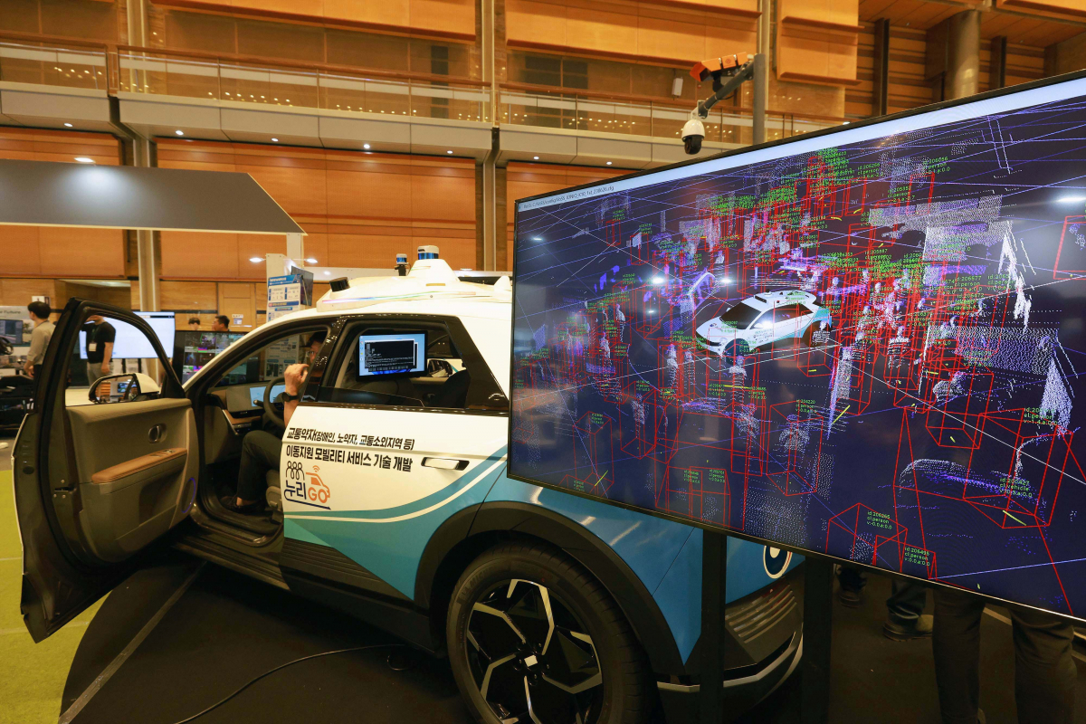 ▲28일 오전 서울 강남구 코엑스에서 '2023 국토교통기술대전'이 열린 가운데 전시장을 찾은 관람객들이 전시품을 관람하고 있다.  '새로운 도약, Leap together'라는 주제로 개최된 '2023 국토교통 기술대전'은 국토교통 R&D 미래관, 국토교통 기업 성장관 등 총 5관으로 구성, 353개 부스가 마련됐다. 신태현 기자 holjjak@