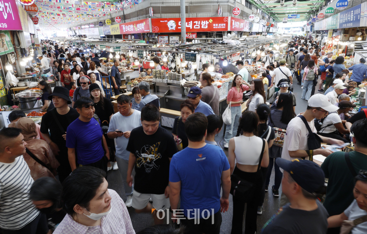 ▲소비자심리지수(CCSI)가 13개월만에 장기 평균치를 상회한 것으로 나타났다. 28일 한국은행이 발표한 '6월 소비자동향조사 결과'에 따르면 이달 소비자심리지수는 100.7로 전월 대비 2.7포인트 상승했다. 지수 수준이 4개월 연속 오름세에 지수가 100을 웃돈 것은 작년 5월(102.9) 이후 13개월 만에 처음이다. 이날 서울 종로구 광장시장이 시장을 찾은 시민들로 붐비고 있다. 조현호 기자 hyunho@