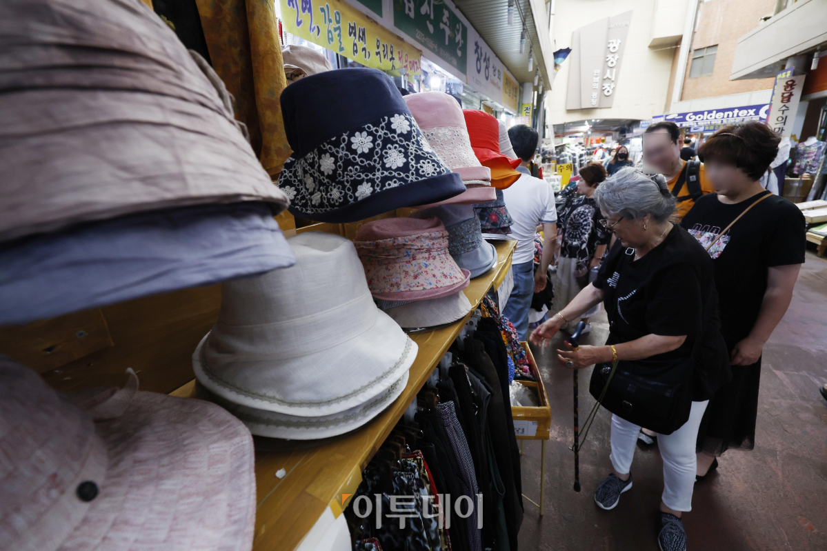 ▲소비자심리지수(CCSI)가 13개월만에 장기 평균치를 상회한 것으로 나타났다. 28일 한국은행이 발표한 '6월 소비자동향조사 결과'에 따르면 이달 소비자심리지수는 100.7로 전월 대비 2.7포인트 상승했다. 지수 수준이 4개월 연속 오름세에 지수가 100을 웃돈 것은 작년 5월(102.9) 이후 13개월 만에 처음이다. 이날 서울 종로구 광장시장을 찾은 시민들이 모자를 살펴보고 있다. 조현호 기자 hyunho@
