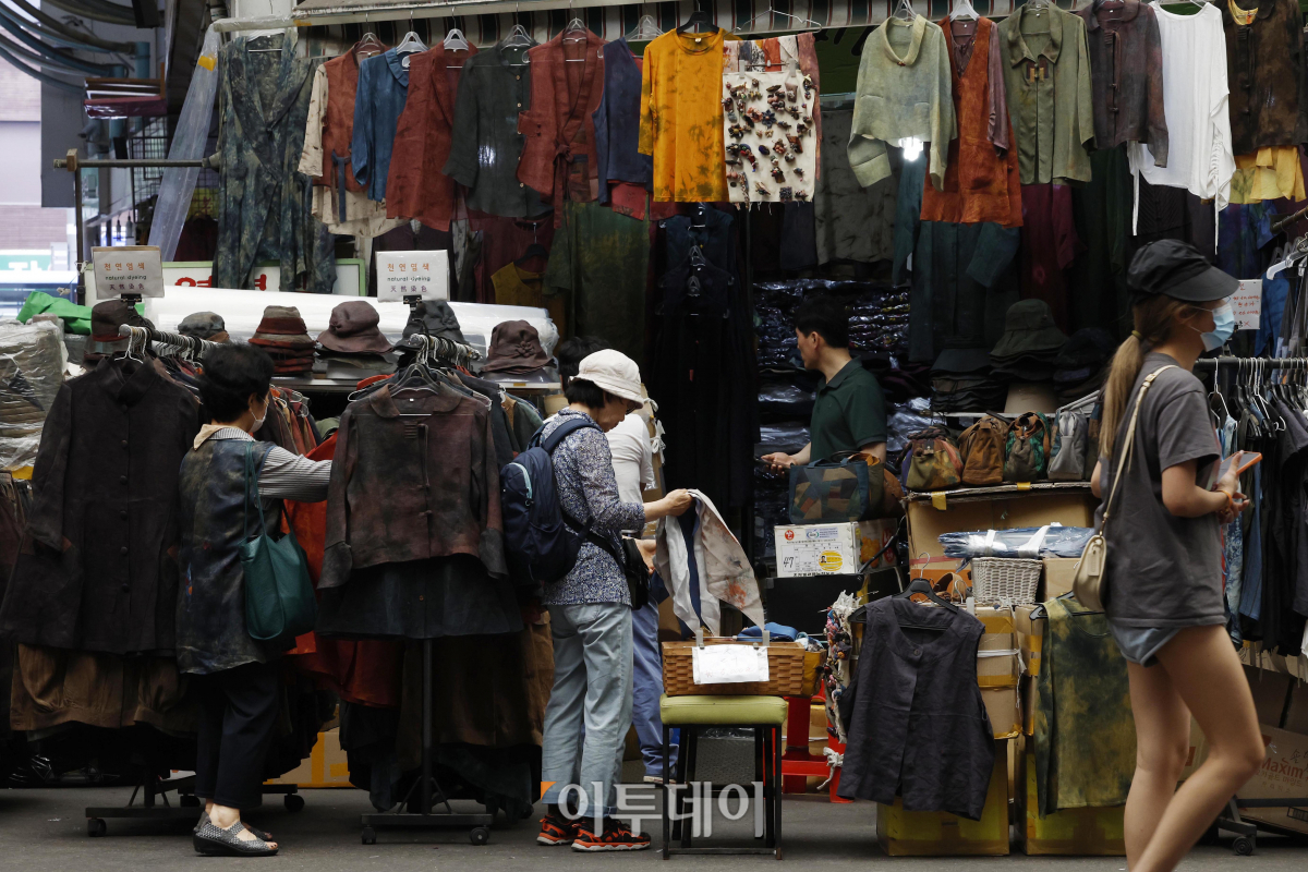 ▲소비자심리지수(CCSI)가 13개월만에 장기 평균치를 상회한 것으로 나타났다. 28일 한국은행이 발표한 '6월 소비자동향조사 결과'에 따르면 이달 소비자심리지수는 100.7로 전월 대비 2.7포인트 상승했다. 지수 수준이 4개월 연속 오름세에 지수가 100을 웃돈 것은 작년 5월(102.9) 이후 13개월 만에 처음이다. 이날 서울 종로구 광장시장이 시장을 찾은 시민들이 의류 상품을 살펴보고 있다. 조현호 기자 hyunho@