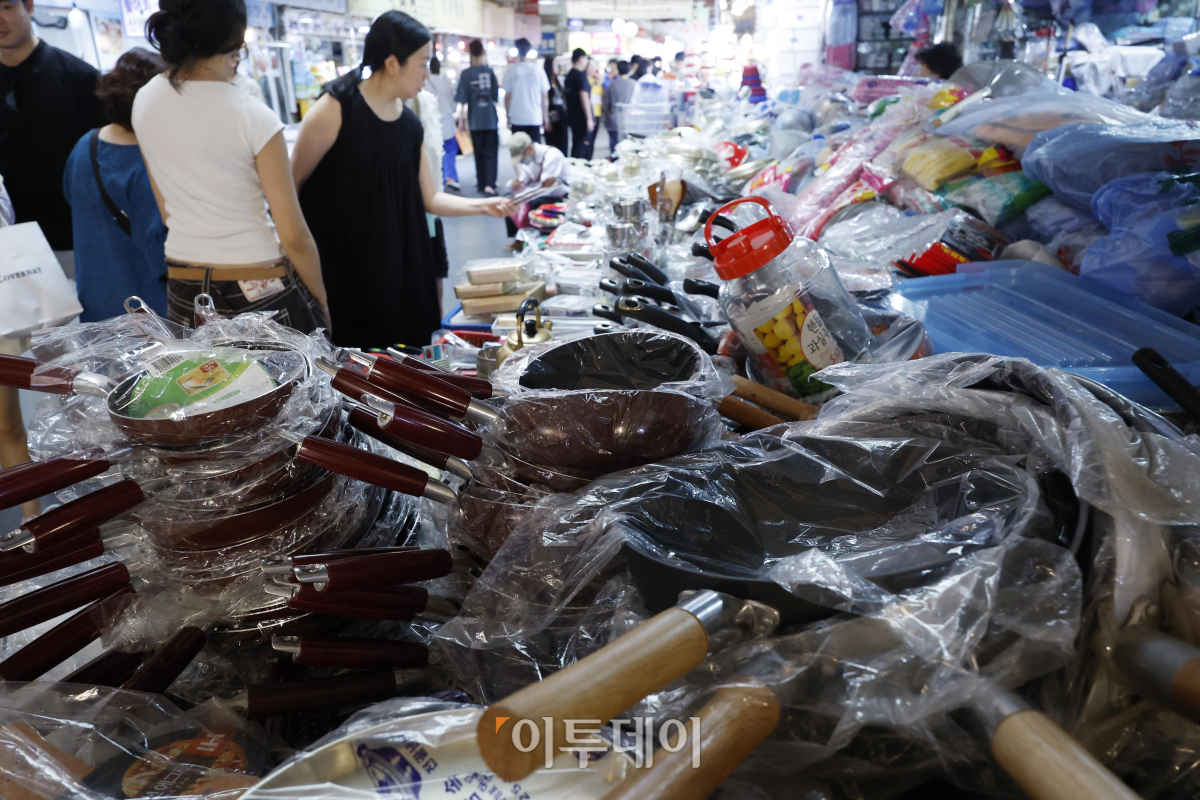 ▲소비자심리지수(CCSI)가 13개월만에 장기 평균치를 상회한 것으로 나타났다. 28일 한국은행이 발표한 '6월 소비자동향조사 결과'에 따르면 이달 소비자심리지수는 100.7로 전월 대비 2.7포인트 상승했다. 지수 수준이 4개월 연속 오름세에 지수가 100을 웃돈 것은 작년 5월(102.9) 이후 13개월 만에 처음이다. 이날 서울 종로구 광장시장이 시장을 찾은 시민들이 냄비 제품을 살펴보고 있다. 조현호 기자 hyunho@