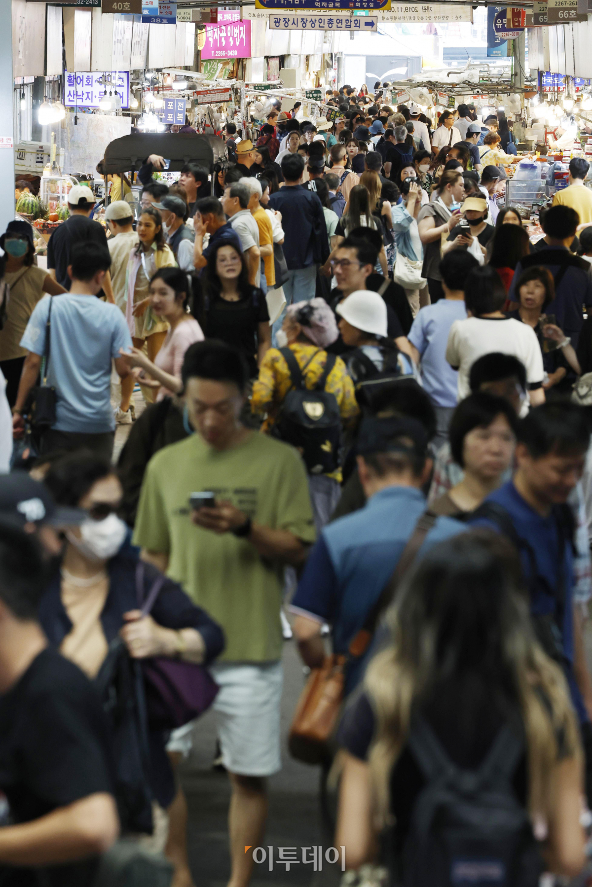 ▲소비자심리지수(CCSI)가 13개월만에 장기 평균치를 상회한 것으로 나타났다. 28일 한국은행이 발표한 '6월 소비자동향조사 결과'에 따르면 이달 소비자심리지수는 100.7로 전월 대비 2.7포인트 상승했다. 지수 수준이 4개월 연속 오름세에 지수가 100을 웃돈 것은 작년 5월(102.9) 이후 13개월 만에 처음이다. 이날 서울 종로구 광장시장이 시장을 찾은 시민들로 붐비고 있다. 조현호 기자 hyunho@