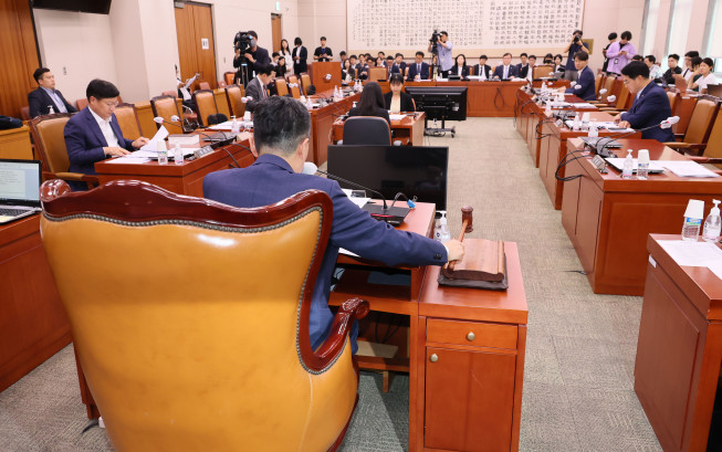 ▲28일 오전 국회에서 열린 법제사법위원회 법안심사제1소위원회에서 소병철 위원장이 의사봉을 두드리고 있다. (연합뉴스)