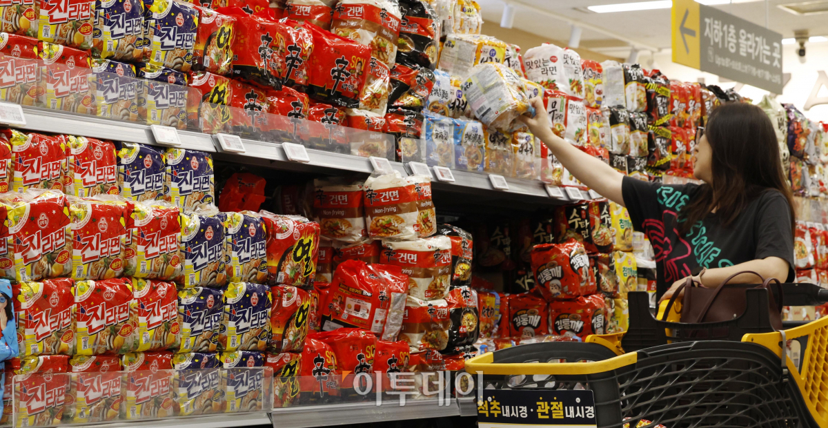 ▲28일 서울 시내 한 대형마트에 라면이 진열되어 있다. (조현호 기자 hyunho@)