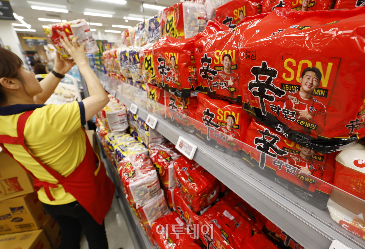 ▲라면 업계의 제품 가격 인하 움직임이 식품업계 전반으로 확산하고 있는 가운데 28일 서울 시내 한 대형마트에서 직원이 라면을 진열하고 있다. 농심과 삼양식품이 라면 가격 인하를 발표한데 이어 오뚜기, 롯데월푸드 해태제과 등 식품업계가 가격 인하 행렬에 참여했다. 조현호 기자 hyunho@
