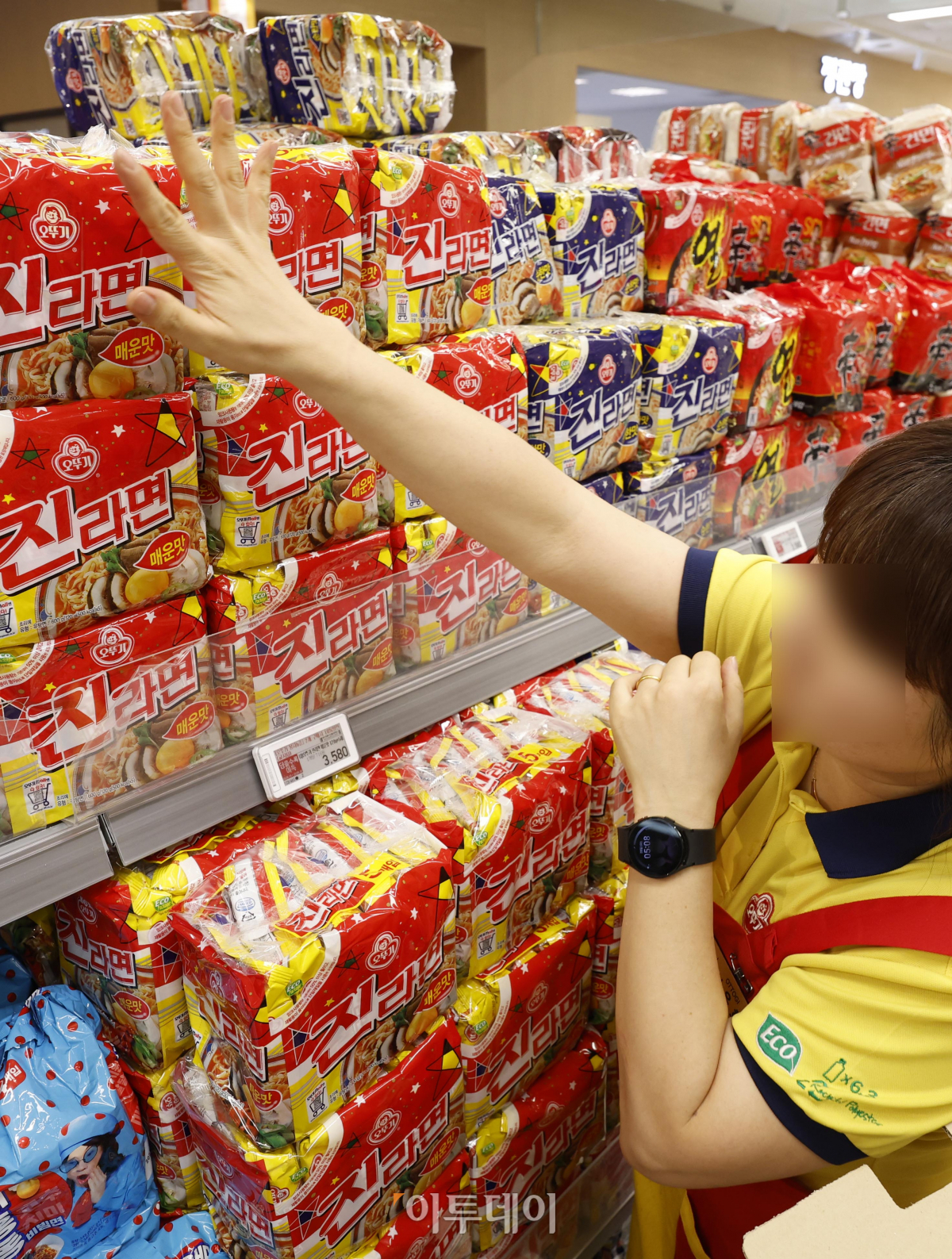 ▲라면 업계의 제품 가격 인하 움직임이 식품업계 전반으로 확산하고 있는 가운데 28일 서울 시내 한 대형마트에서 직원이 라면을 진열하고 있다. 농심과 삼양식품이 라면 가격 인하를 발표한데 이어 오뚜기, 롯데월푸드 해태제과 등 식품업계가 가격 인하 행렬에 참여했다. 조현호 기자 hyunho@
