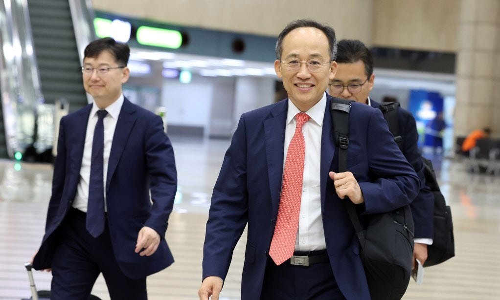 ▲ 추경호 경제부총리 겸 기획재정부 장관이 한일 재무장관회의 참석을 위해 29일 오전 김포국제공항에서 출국하고 있다. (사진제공=연합뉴스)