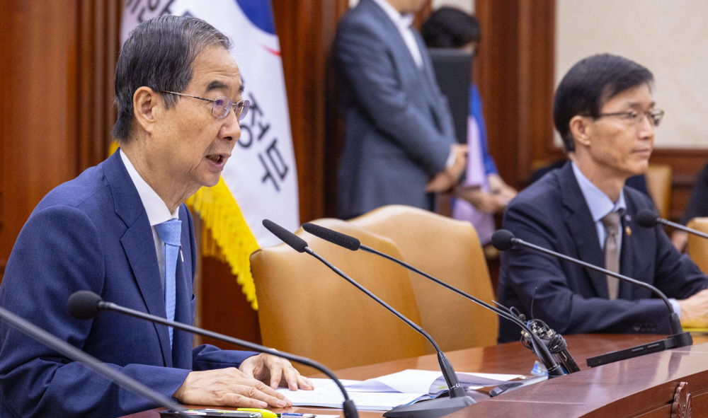 ▲한덕수 국무총리가 29일 오전 서울 종로구 정부서울청사에서 열린 국정 현안 장관회의에 참석해 발언하고 있다. 오른쪽은 방문규 국무조정실장. (연합뉴스)