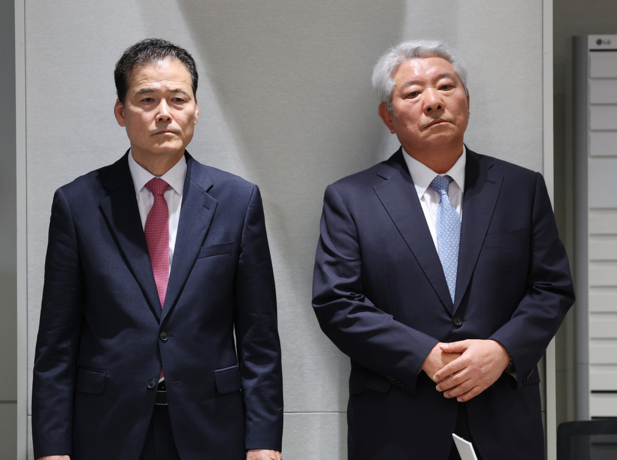 ▲김영호 통일부 장관 후보자(왼쪽)와 김홍일 국민권익위원장 내정자가 29일 서울 용산 대통령실 청사에서 장차관 인사 발표에 나선 김대기 대통령 비서실장과 배석하기 위해 대기하고 있다. (연합뉴스)