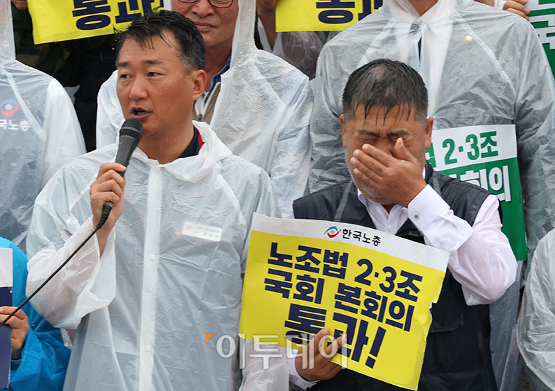 ▲양경수(왼쪽) 민주노총 위원장과 김동명 한국노총 위원장이 29일 서울 여의도 국회 본청 앞 계단에서 노조법 2·3조 개정안 국회 본회의 통과 촉구 기자회견을 하고 있다. 고이란 기자 photoeran@