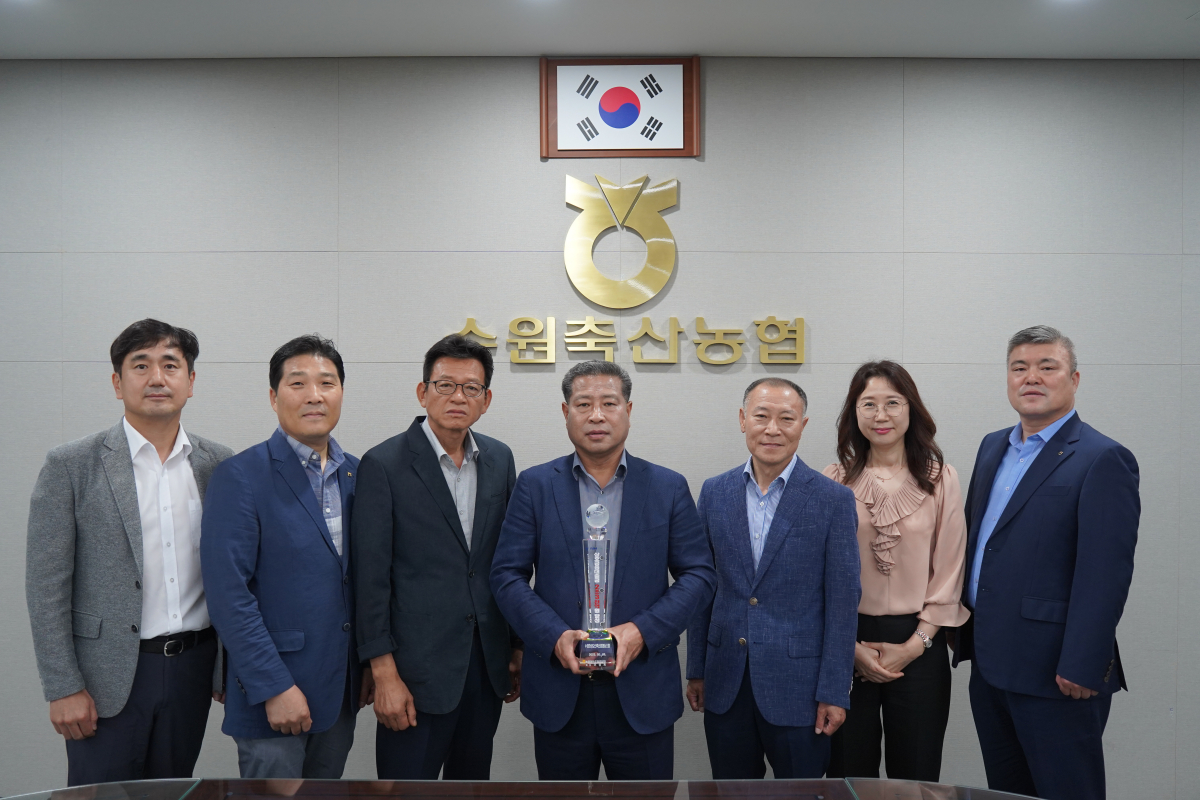 ▲ 장주익(가운데) 조합장을 비롯한 수원축산농협 직원들이 기념 촬영하고 있다. (사진 제공 = 수원축산농협)