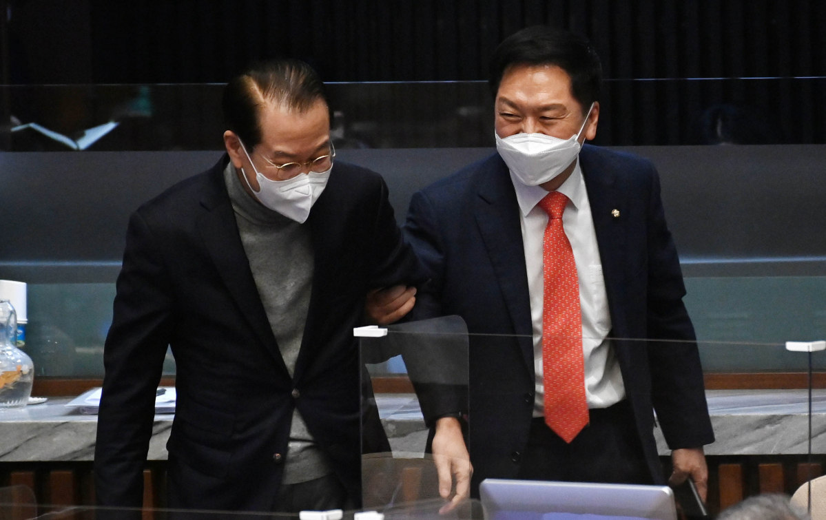 ▲[서울=뉴시스] 최진석 기자 = 27일 서울 여의도 국회에서 열린 임시국회 본회의에서 국민의힘 김기현 원내대표가 권영세 선거대책본부장과 대화를 하고 있다. (공동취재사진) 2022.01.27. photo@newsis.com