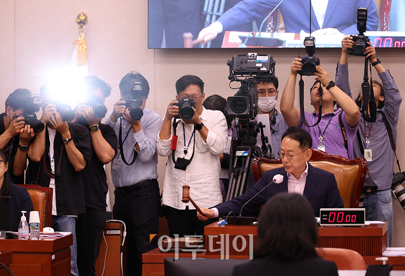 ▲29일 서울 여의도 국회에서 열린 법제사법위원회 전체회의에서 김도읍 위원장이 의사봉을 두드리고 있다. 고이란 기자 photoeran@