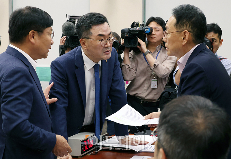 ▲29일 서울 여의도 국회에서 열린 법제사법위원회 전체회의에서 김도읍(오른쪽) 위원장과 국민의힘 정점식(왼쪽) 여당 간사, 더불어민주당 소병철 야당 간사가 대화하고 있다. 고이란 기자 photoeran@