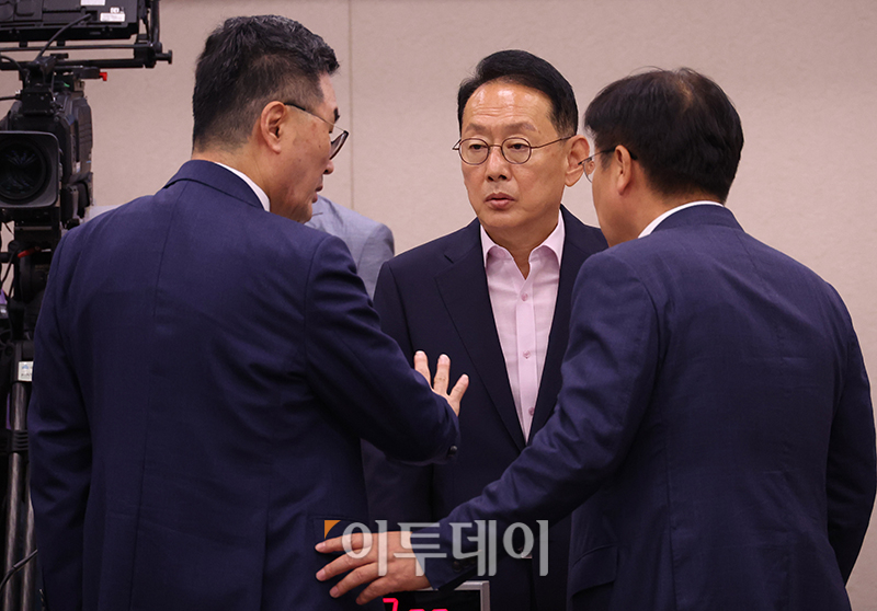 ▲29일 서울 여의도 국회에서 열린 법제사법위원회 전체회의에서 김도읍(가운데) 위원장과 국민의힘 정점식(오른쪽) 여당 간사, 더불어민주당 소병철 야당 간사가 대화하고 있다. 고이란 기자 photoeran@
