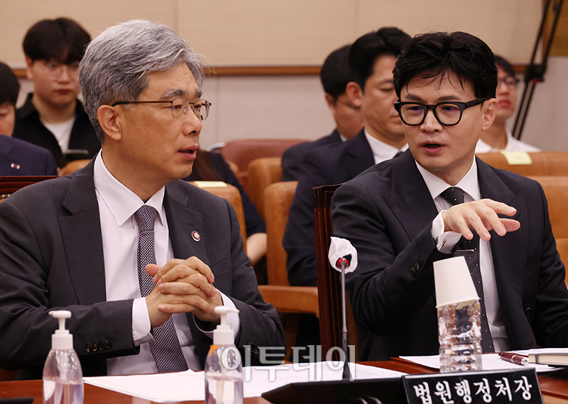 ▲한동훈(오른쪽) 법무부 장관과 김상환 법원행정처장이 29일 서울 여의도 국회에서 열린 법제사법위원회 전체회의에서 대화하고 있다. 고이란 기자 photoeran@