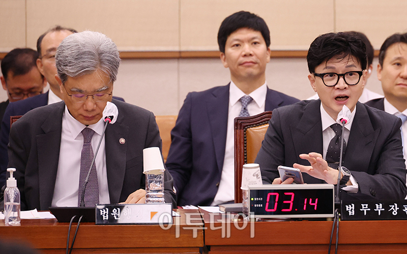 ▲한동훈 법무부 장관이 29일 서울 여의도 국회에서 열린 법제사법위원회 전체회의에서 의원 질의에 답하고 있다. 왼쪽은 김상환 법원행정처장. 고이란 기자 photoeran@