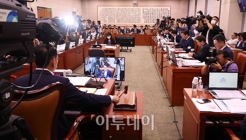 ▲29일 서울 여의도 국회에서 열린 법제사법위원회 전체회의에서 김도읍 위원장이 의사봉을 두드리고 있다. 고이란 기자 photoeran@