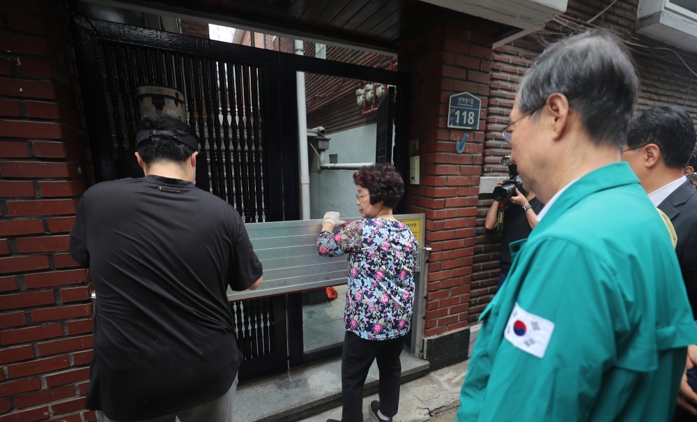 ▲지난 23일 서울 동작구 도림천 저지대 주택가를 찾은 한덕수 총리가 물막이판을 설치하는 주민들을 바라보고 있다. 신태현 기자 holjjak@ (이투데이DB)