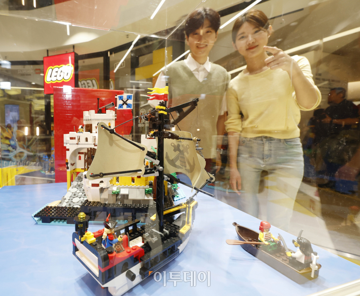 ▲30일 오전 서울 강남구 스타필드 코엑스몰에 오픈한 '레고스토어 코엑스점'에서 모델들이 제품을 둘러보고 있다. 조현호 기자 hyunho@