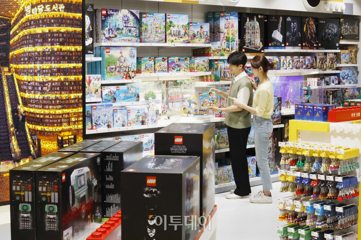 ▲30일 오전 서울 강남구 스타필드 코엑스몰에 오픈한 '레고스토어 코엑스점'에서 모델들이 제품을 둘러보고 있다. 조현호 기자 hyunho@