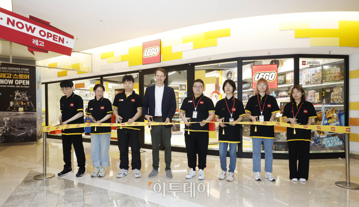 ▲30일 오전 서울 강남구 스타필드 코엑스몰에 오픈한 '레고스토어 코엑스점' 앞에서 소렌 모럽 레고 코리아 마케팅 상무(왼쪽 네번째)등 직원들이 리본 커팅식을 하고 있다. 조현호 기자 hyunho@