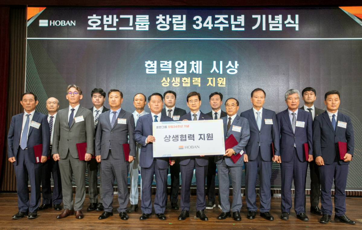 ▲김선규 호반그룹 회장이 협력사 관계자들에게 지원금을 전달하고 기념 촬영을 찍고 있다. (자료제공=호반그룹)