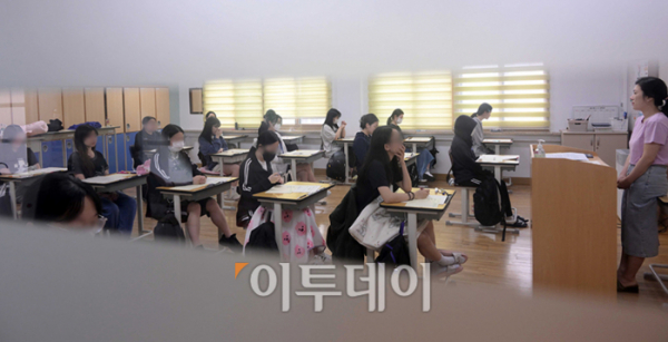 ▲2024학년도 대학수학능력시험 6월 모의평가가 실시된 1일 서울 영등포구 여의도여고에서 학생들이 학생들이 시험 준비를 하고 있다. (사진공동취재단)
