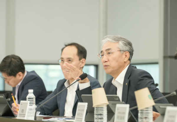 ▲농협금융지주는 지난달 31일 사회적가치 및 녹색금융 협의회를 개최했다. 이석준 농협금융지주회장(오른쪽)이 회의를 주재하고 있다.