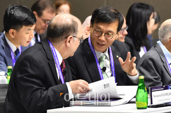 ▲이창용(오른쪽) 한국은행 총재가 1일 서울 중구 한국은행 별관에서 열린 2023년 BOK 국제컨퍼런스에서 나라야나 코첼라코타 교수와 대화하고 있다. (사진공동취재단)
