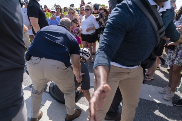 ▲조 바이든 미국 대통령이 지난해 6월 18일 델라웨어주 레호보스 비치에서 자전거를 타다 넘어져 경호원의 부축을 받고 있다. 레호보스 비치(미국)/AP뉴시스

