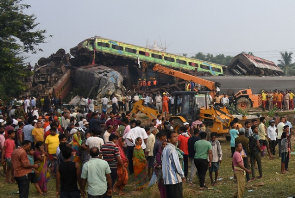 ▲2일(현지시각) 인도 오디샤주 발라소레 인근에서 발생한 열차 사고 현장. (로이터 연합뉴스)