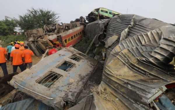 ▲Une vue des voitures particulières endommagées en raison d'un déraillement de train et d'une collision en Inde.  (EPA/Yonhap News)