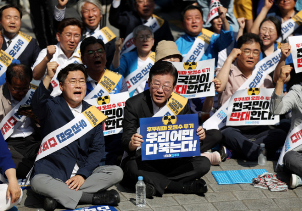 ▲이재명 더불어민주당 대표가 3일 오후 부산 부산진구 서면에서 열린 후쿠시마 오염수 방류 반대 영남권 규탄대회에 참석해 구호를 외치고 있다. (연합뉴스)