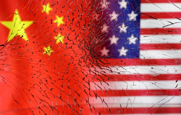 ▲미국과 중국 국기가 깨진 유리를 통해 보인다.
 (로이터연합뉴스)