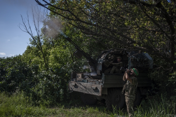▲우크라이나군이 5일(현지시간) 우크라이나 도네츠크주 바흐무트 인근 최전방에 있는 러시아 공군 목표물을 향해 사격을 하고 있다. 바흐무트/AP연합뉴스
