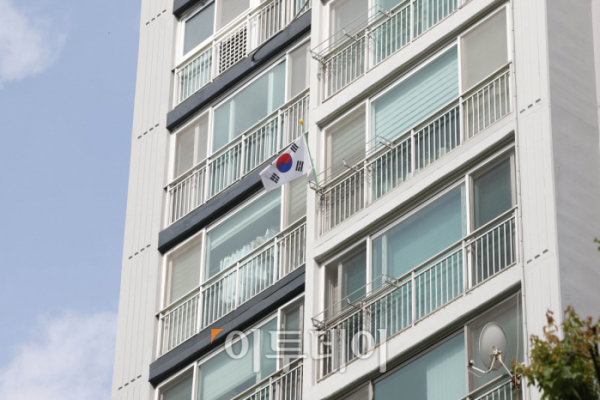 ▲제68회 현충일인 6일 서울의 한 아파트 단지에 조기게양률이 낮은 모습을 보이고 있다. 조현호 기자 hyunho@
