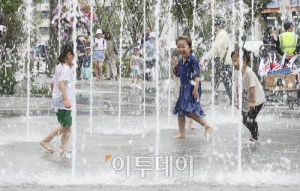 ▲초여름 날씨를 보인 6일 오후 서울 종로구 광화문광장 한글분수대에서 아이들이 물놀이를 하고 있다. 조현호 기자 hyunho@