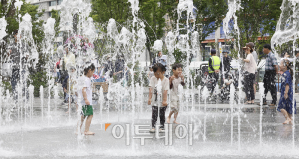 ▲초여름 날씨를 보인 6일 오후 서울 종로구 광화문광장 한글분수대에서 아이들이 물놀이를 하고 있다. 조현호 기자 hyunho@