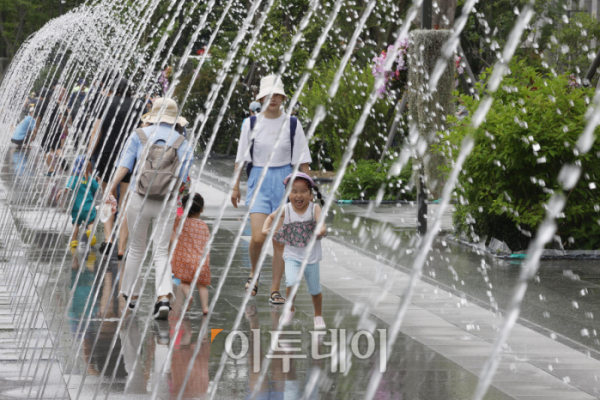 ▲초여름 날씨를 보인 6일 오후 서울 종로구 광화문광장에서 터널분수에서 시민들이 더위를 식히고 있다. 조현호 기자 hyunho@