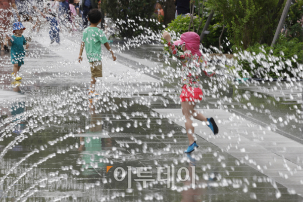 ▲초여름 날씨를 보인 6일 오후 서울 종로구 광화문광장 터널분수에서 아이들이 물놀이를 하고 있다. 조현호 기자 hyunho@