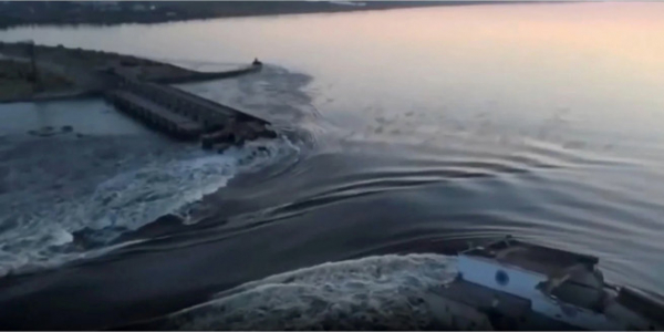 ▲우크라이나 대통령실이 6일 공개한 동영상에 남부 헤르손주 노바 카호우카 댐이 파괴돼 물이 범람하는 장면이 나오고 있다. 노바 카호우카(우크라이나)/AP뉴시스