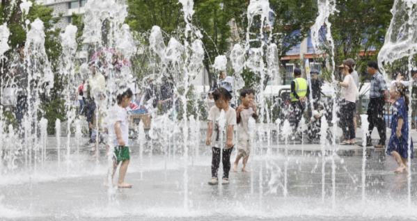 ▲초여름 날씨를 보인 6일 오후 서울 종로구 광화문광장 한글분수대에서 아이들이 물놀이를 하고 있다. 조현호 기자 hyunho@ (이투데이DB)
