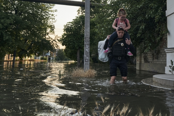 ▲우크라이나 헤르손에서 6일(현지시간) 수재민들이 홍수 피해 현장을 벗어나고 있다. 헤르손(우크라이나)/AP연합뉴스
