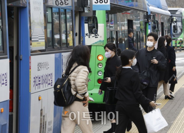 ▲서울시가 2030년까지 인천공항에서 서울로 진입하는 경유 공항버스 450여대를 수소버스로 100% 전환한다.